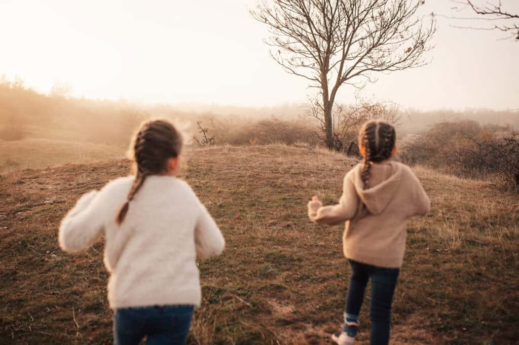 Családfotózás a Velencei-tó körül a naplementében