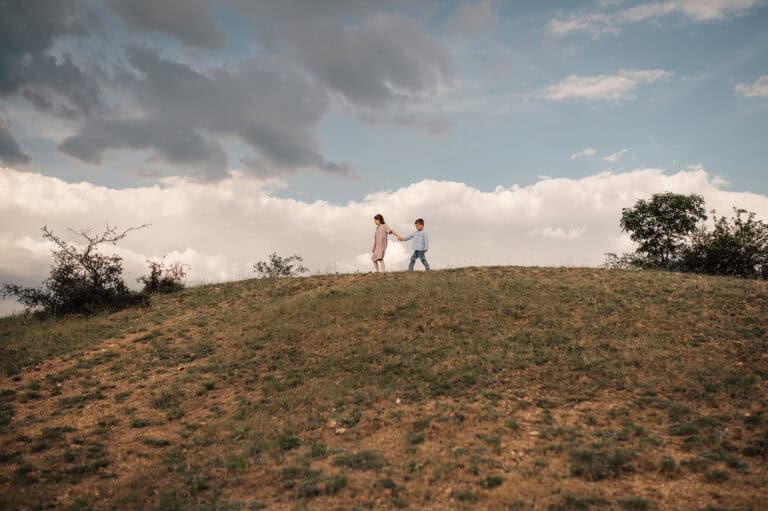 Családi fotózás a naplementében, a Velencei-tó körül