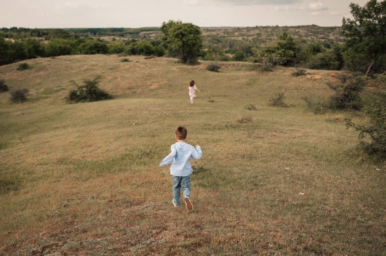 Családi fotózás a naplementében a Velencei-tó körül