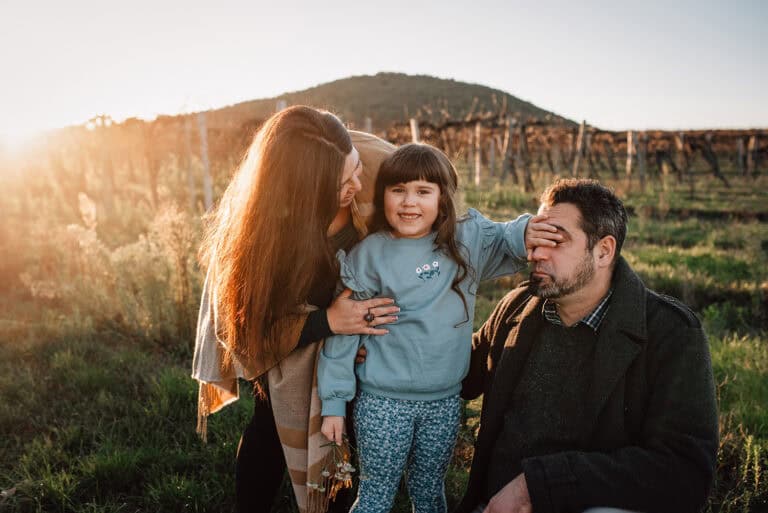 Családi fotózás a naplementében a Velencei-tó körül